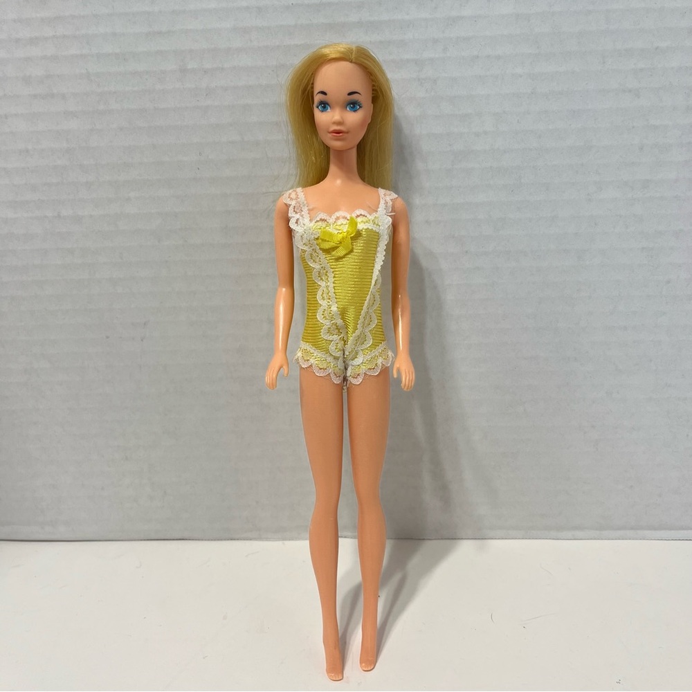 VINTAGE Twist and Turn Barbie doll